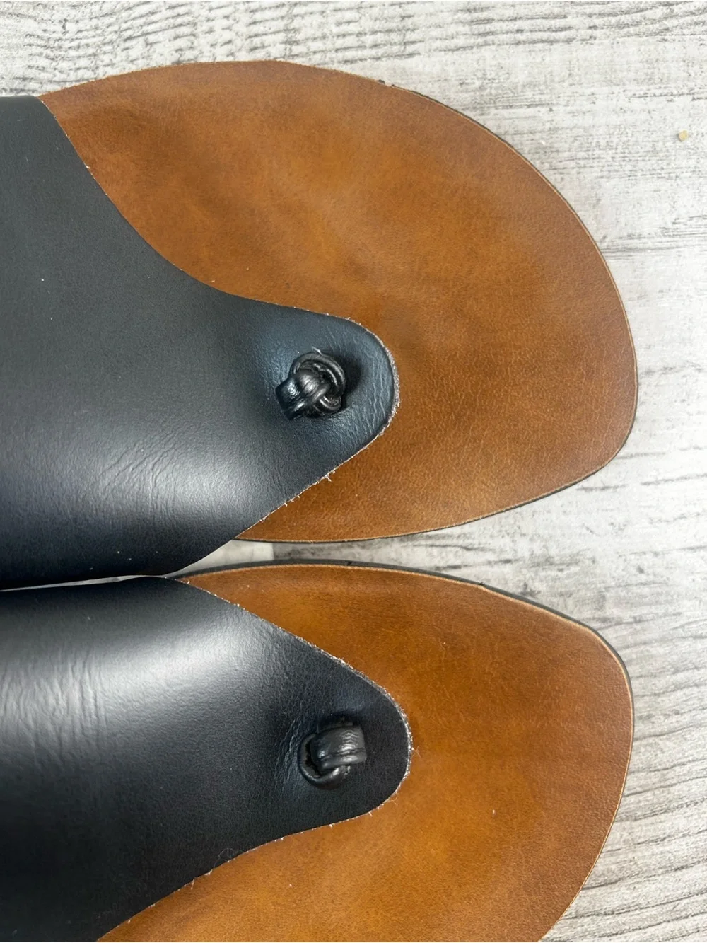 Aerosoft Women’s Size 10  Black Leather Toe-Post Sandals Casual Comfort